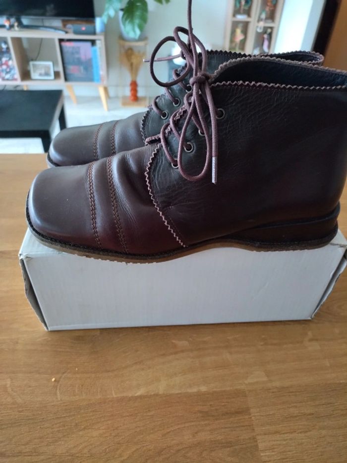 Chaussures montantes a lacets tout en cuir couleur bordeaux en très bon état pointure 37