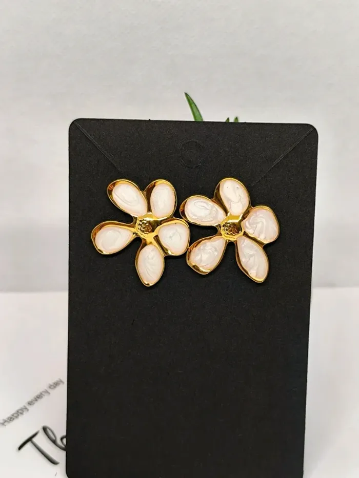 Boucles d'oreilles fleur dorées et blanches nacrées - photo numéro 4