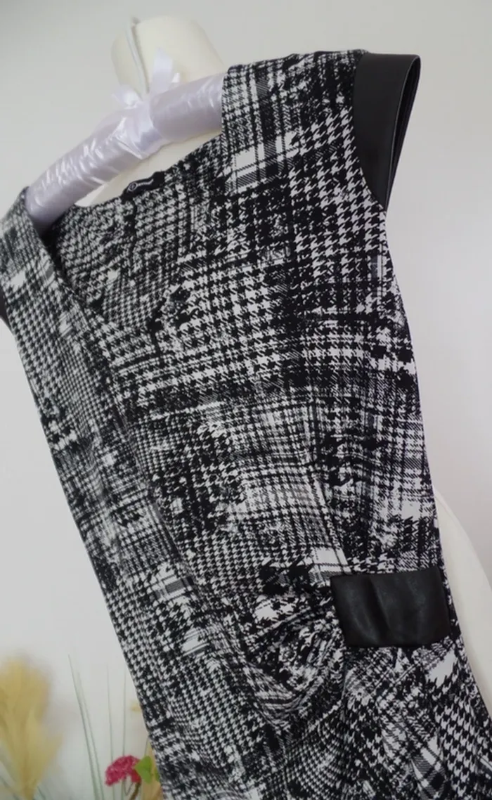 Robe droite_chic_Motifs noir & blanc - photo numéro 4