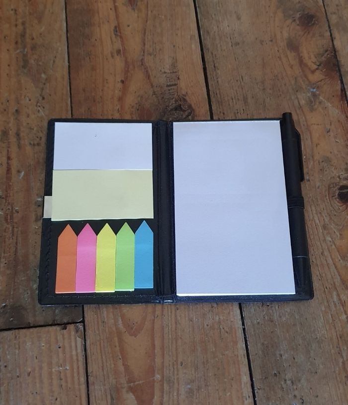 Carnet, post-it et marque pages colorés avec stylo