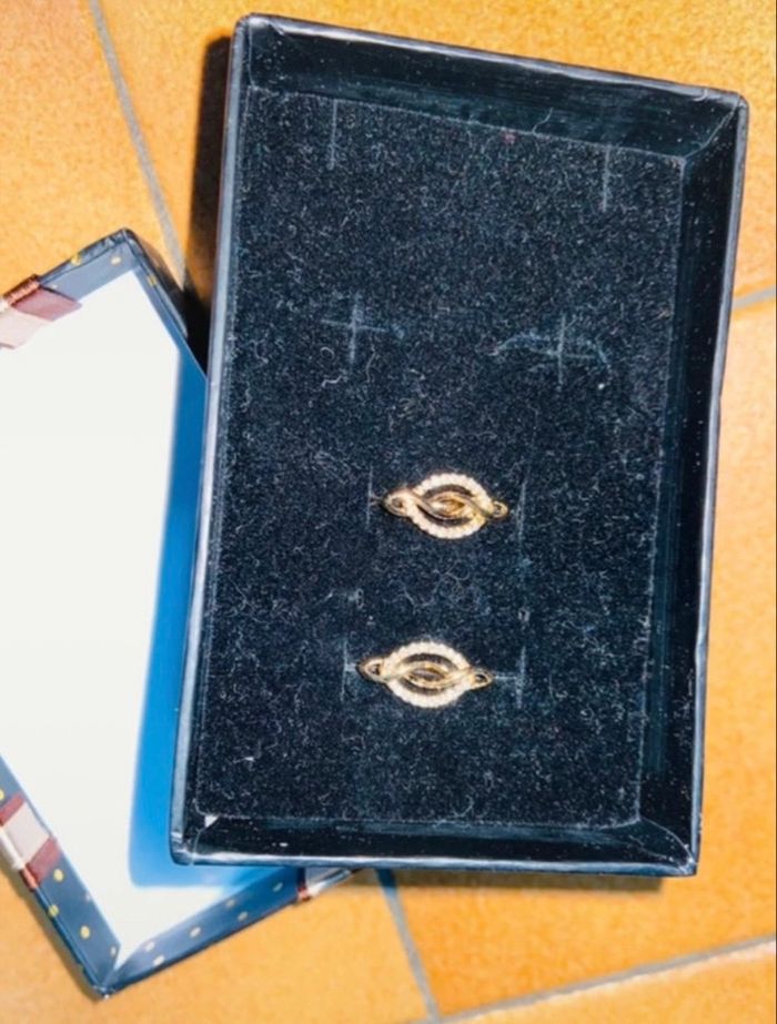 Belle paire de boucle d'oreille couleur doré et strass neuves - photo numéro 4