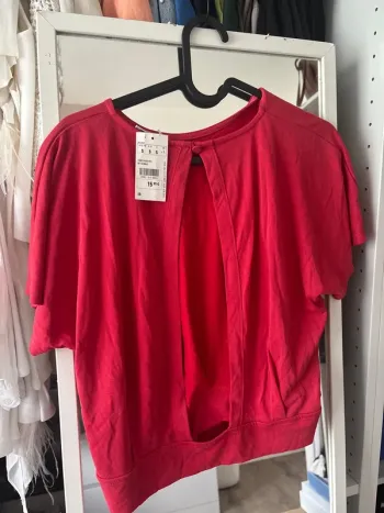 Top rouge dos nus