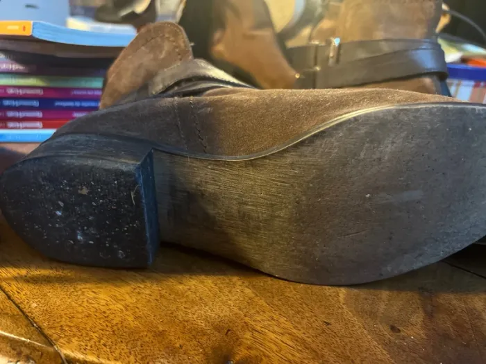 Chaussure marron aspect velour ou daim avec sangle - photo numéro 4