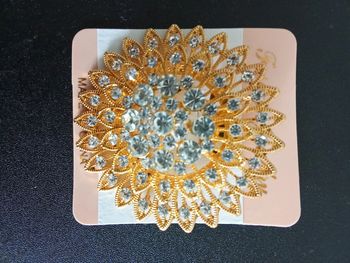 Broche dorée ronde