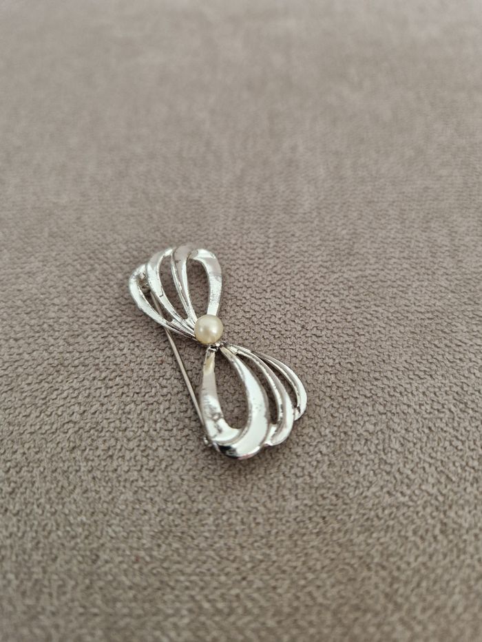 Broche vintage argenté motif noeud avec sa perle - photo numéro 8