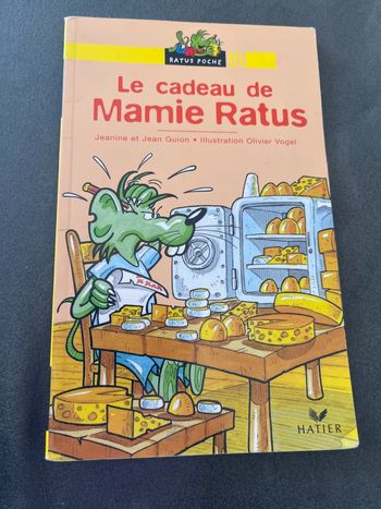 Roman enfant ratus poche le cadeau de mamie ratus
