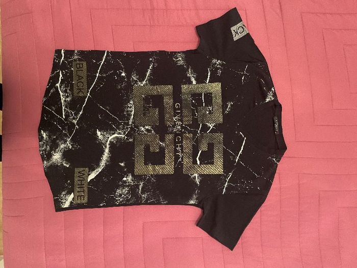 Très beau tee shirt Givenchy.