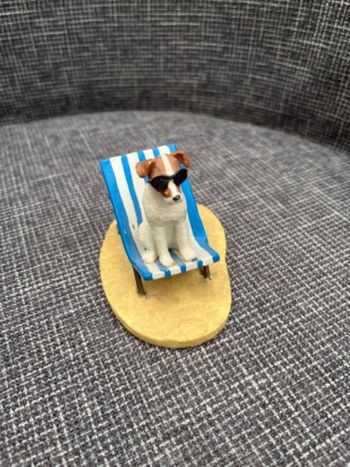 Figurine chien sur un transat