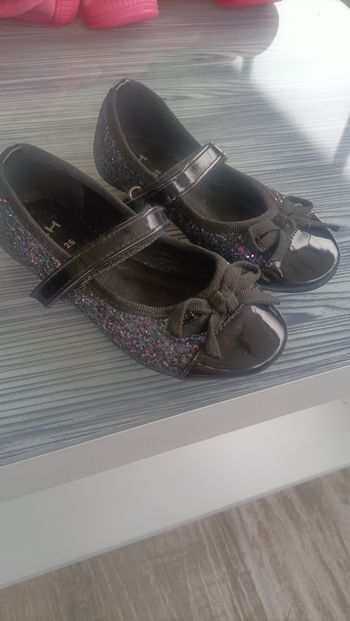 Chaussures fille p25 neuves marque la Halle