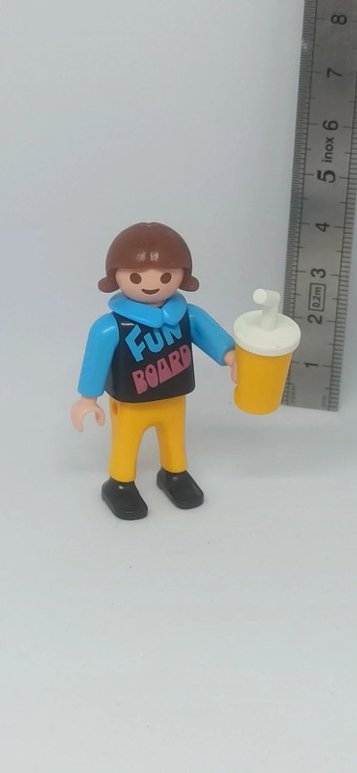 Enfant fille avec gobelet playmobil