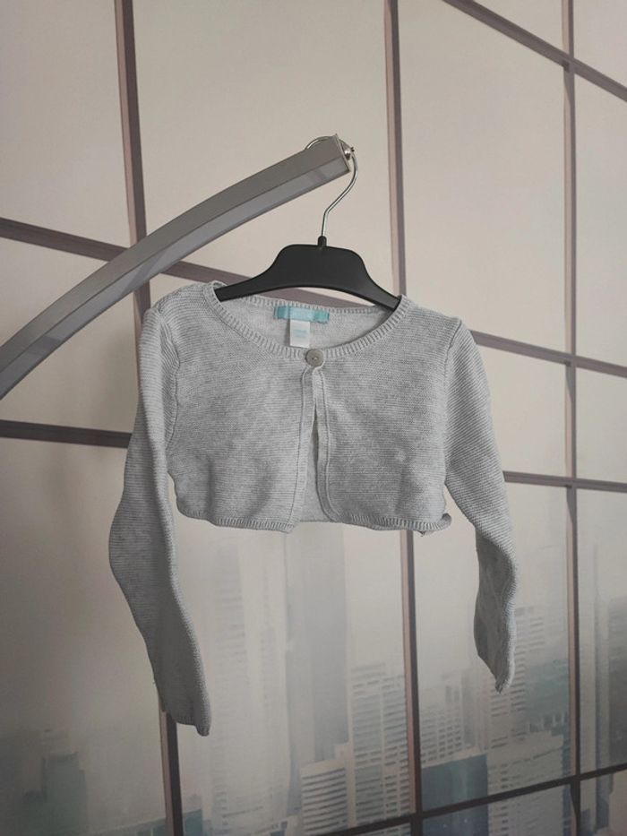 Boléro gris clair taille 18 mois
