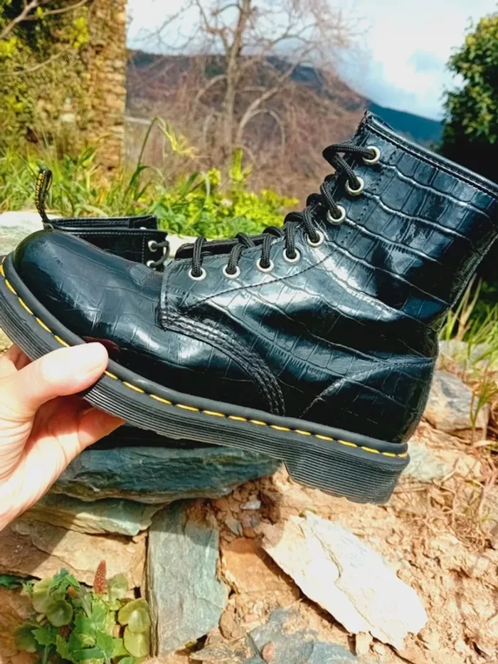 Dr. Martens vernis noir effet croco 🐊 38 - photo numéro 5