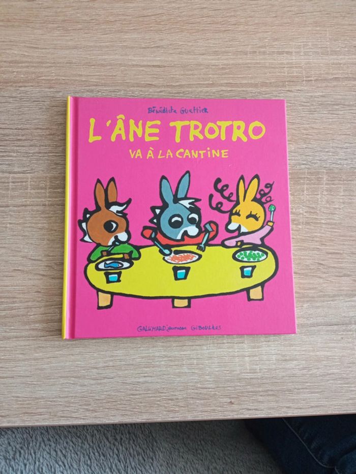 L'âne Trotro va a la cantine