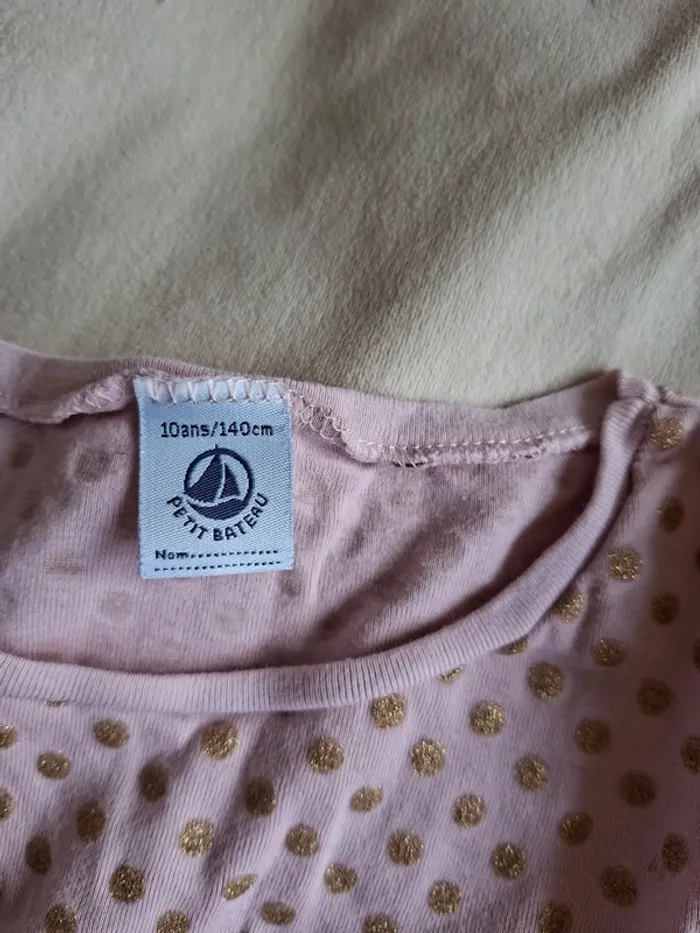 t-shirt manche longue rose avec point doré, taille 10 ans, marque Petit Bateau, en très bon état - photo numéro 2
