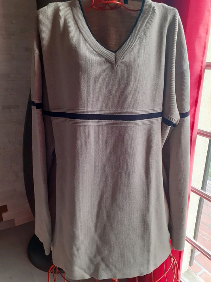 Pull col V taille L