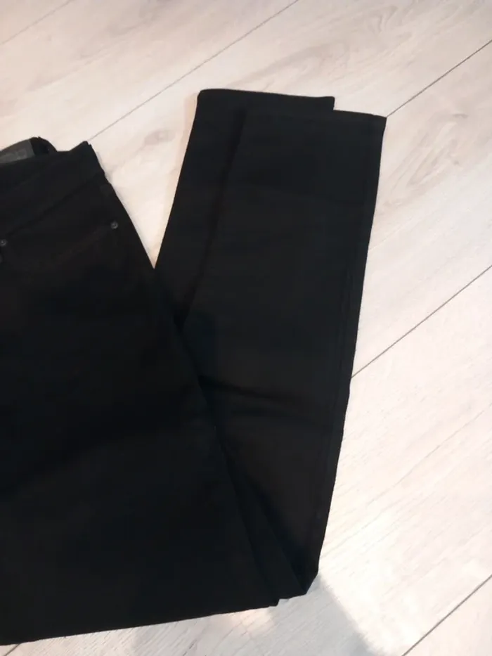 Jean levi's noir 311 taille 29 - photo numéro 3