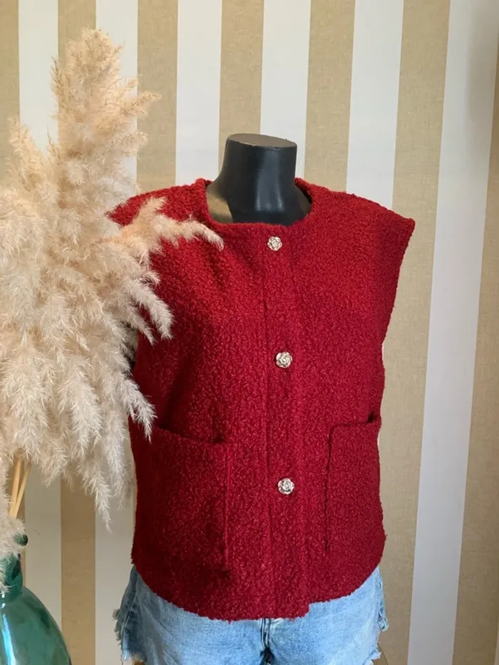 Gilet sans manches matière bouclette bordeaux, détails bouton doré