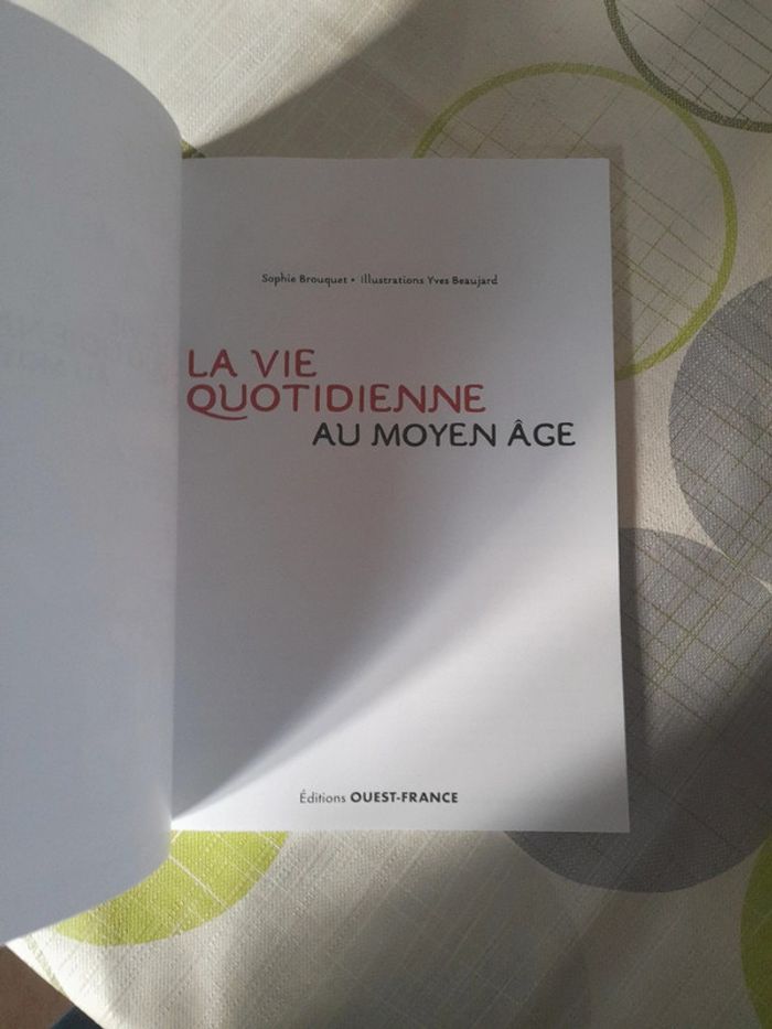 Livre enfant la vie quotidienne au moyen-age - photo numéro 3