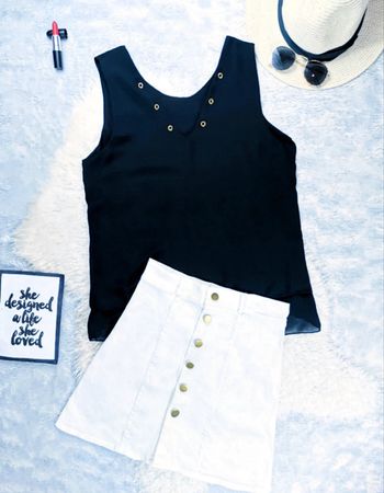 Top en mousseline noire à œillets dorés avec décolleté en V- T.M ou T.38 🖤