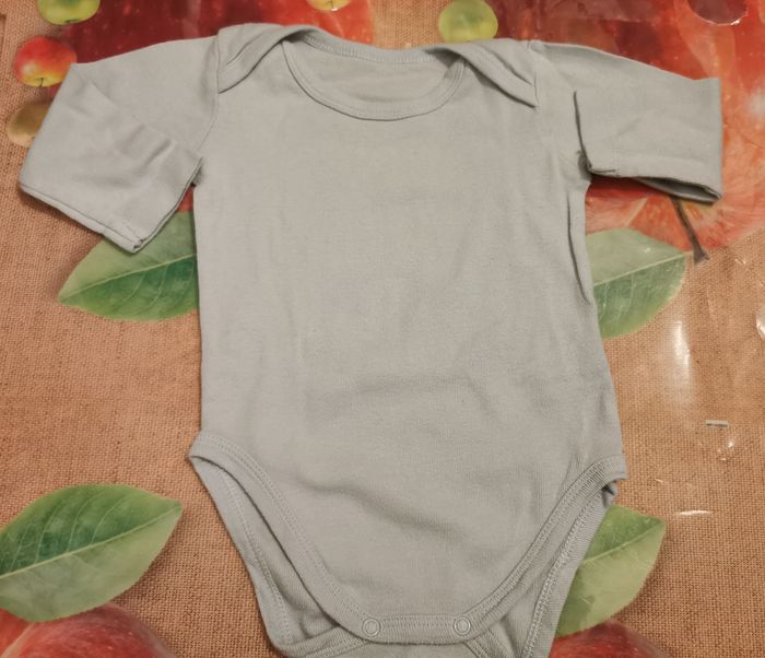 lot de 5 bodies taille 6 mois - photo numéro 6