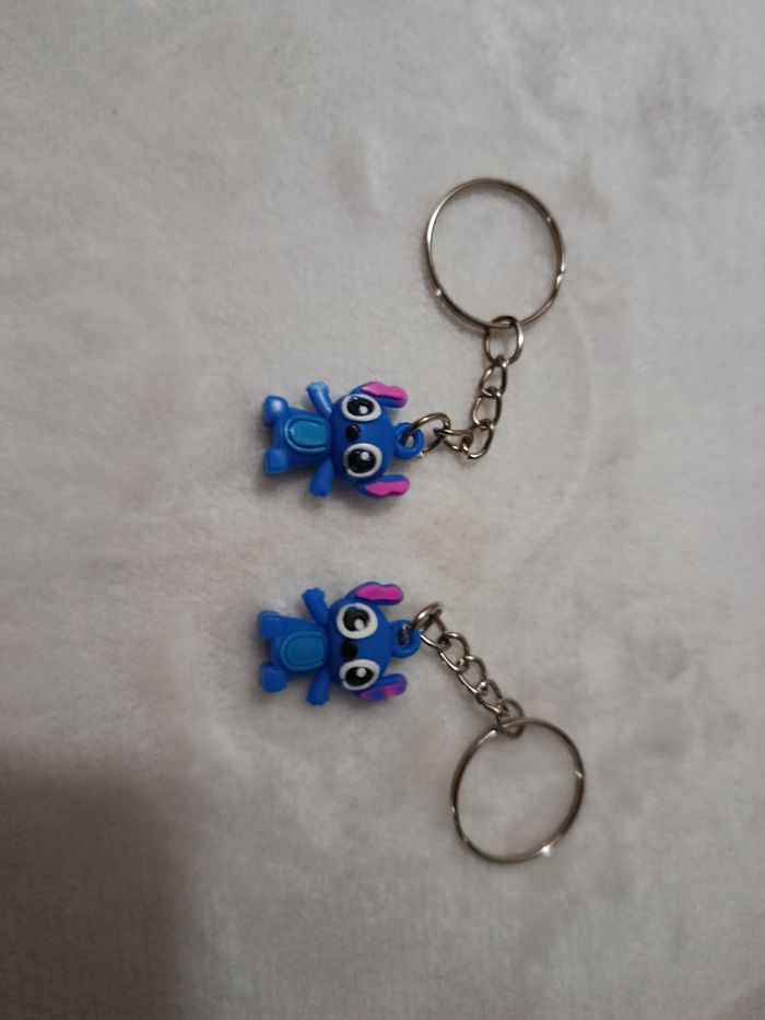 A saisir , jamais utilisés , lot de 2 porte-clé " Stitch" ( bien lire merci)
