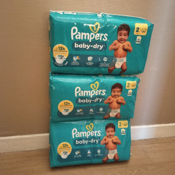 Pampers baby dry taille 2(174 couches)