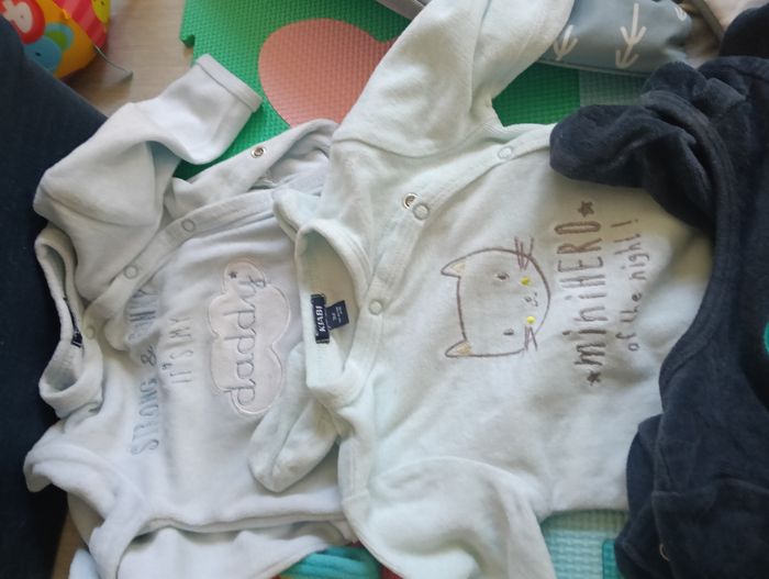 Lot bodies et pyjamas 3 mois - photo numéro 3