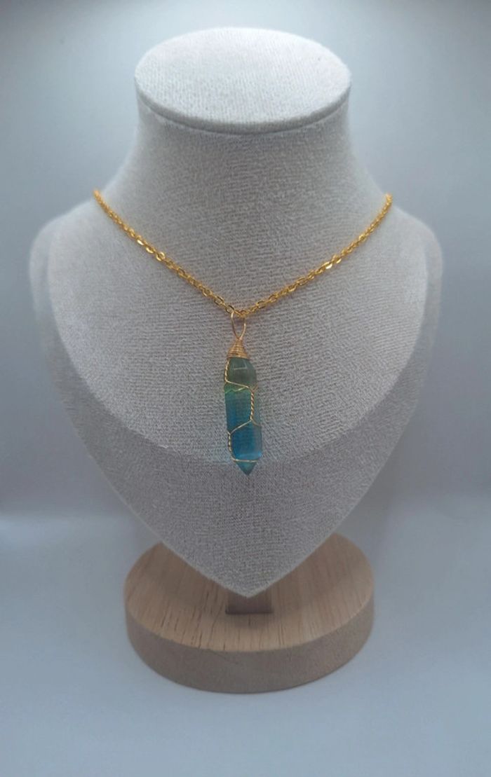 Collier pierre entourée de fil de fer
