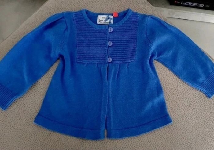 Lot de 3 T-shirts filles + 2 gilets taille 6 Mois. - photo numéro 5