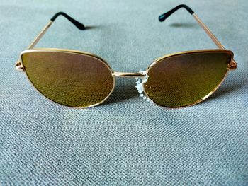 Lunettes de soleil dorées effet miroir – Neuves