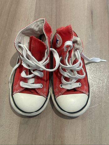 Paire de converse baskets rouges en toile pointure 24 Ont été portés, mais encore en bon état