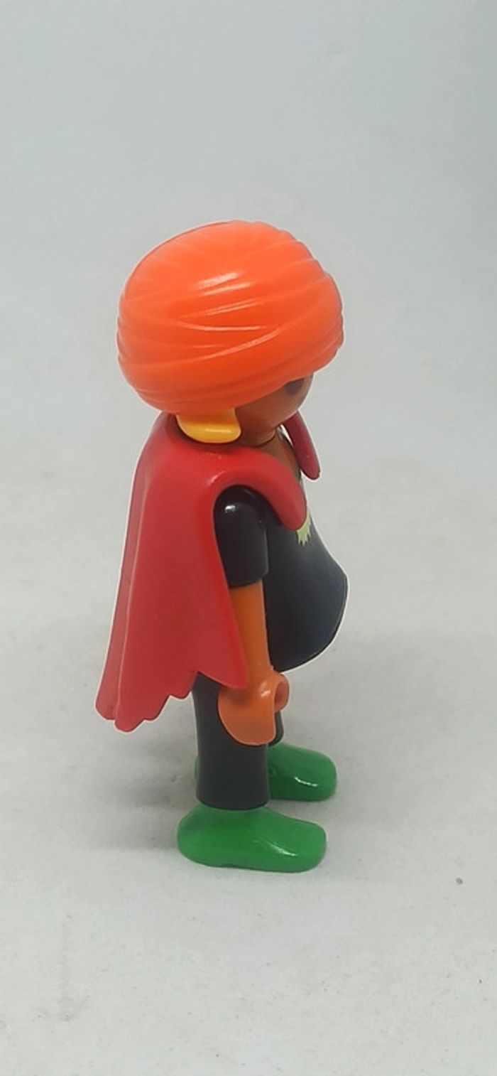 Fille enfant déguisée avec cape rouge playmobil - photo numéro 2
