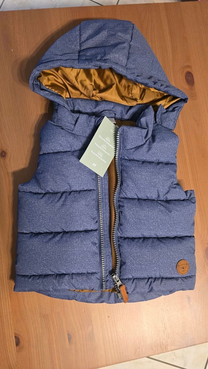 NEUVE (NON PORTÉE)🏷🤩😍🤎💙 superbe doudoune sans manche,  capuche amovible 9 mois garçon 😍🤎🤩💙