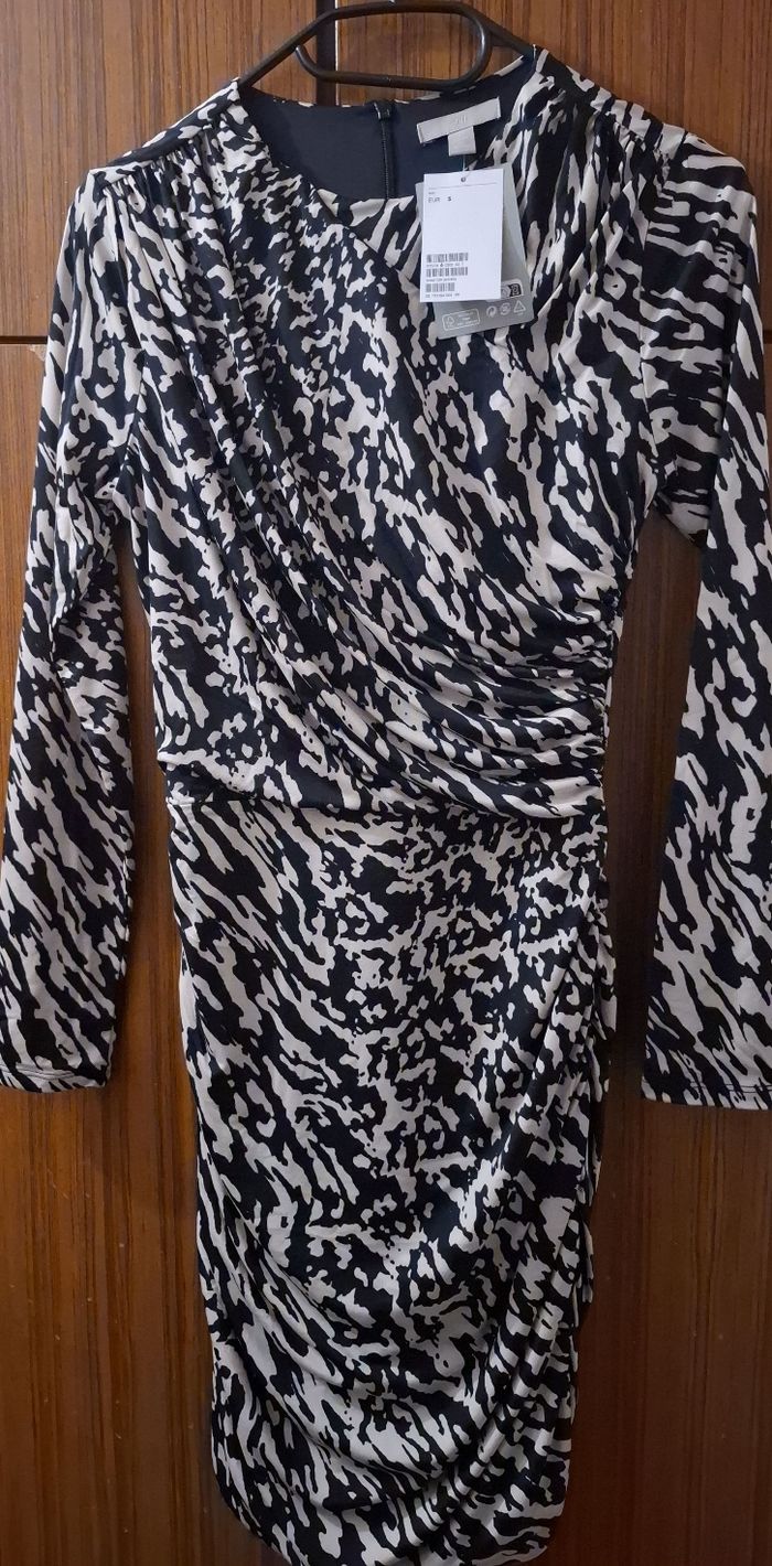 H&M robe noire et blanche, taille S