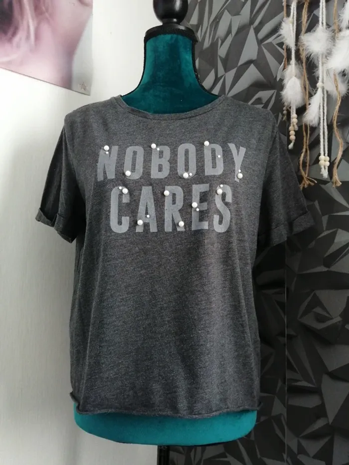 Tee-shirt gris foncé chiné avec perles et message / jennyfer / (S)
