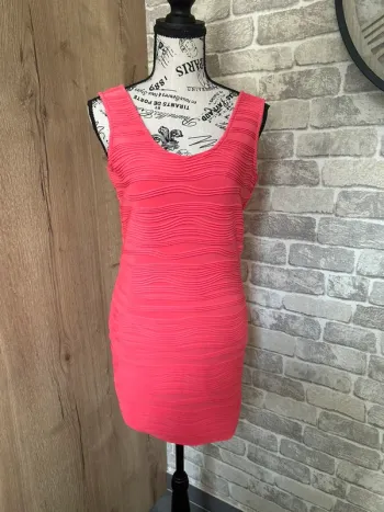 Robe moulante couleur corail taille 36