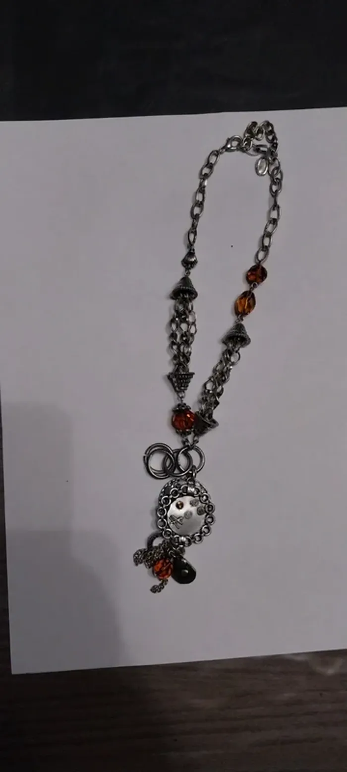 Collier fantaisie argent et marron avec breloques. Neuf