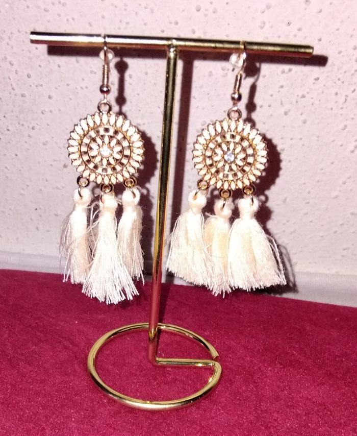 Paire de boucles d'oreilles pendante attrape rêve crème et doré - photo numéro 1