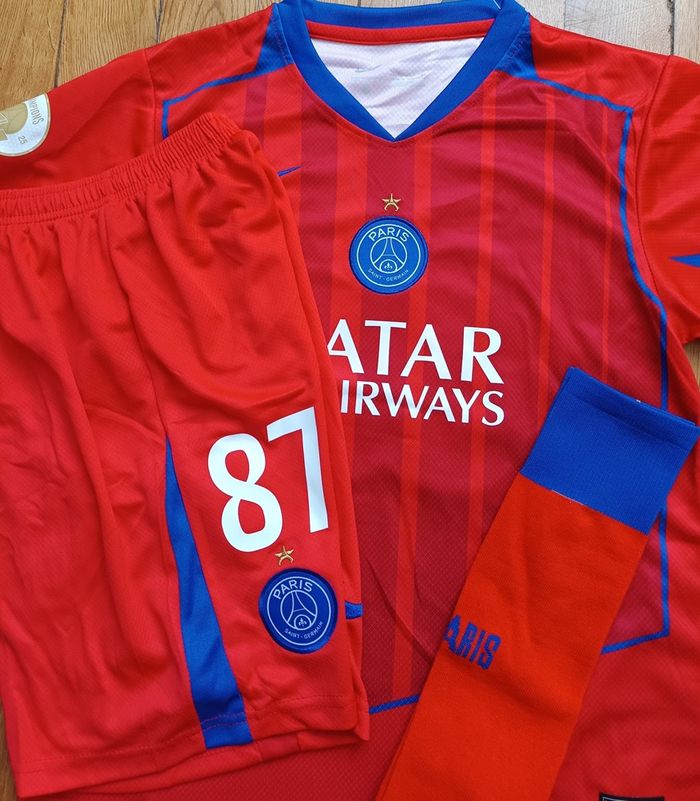 Beau kit football PSG NEVES taille 10 ANS modèle rouge Away + Etoile - photo numéro 4