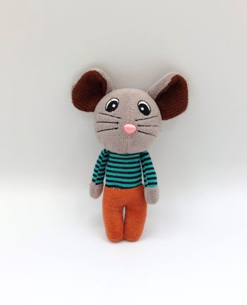 Petite peluche souris gris marron rayures vert noir nez dur rose Sos doudou 17cm