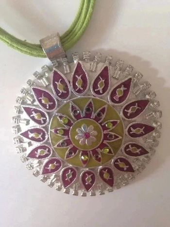 Collier cordelette verte et grand pendentif rond