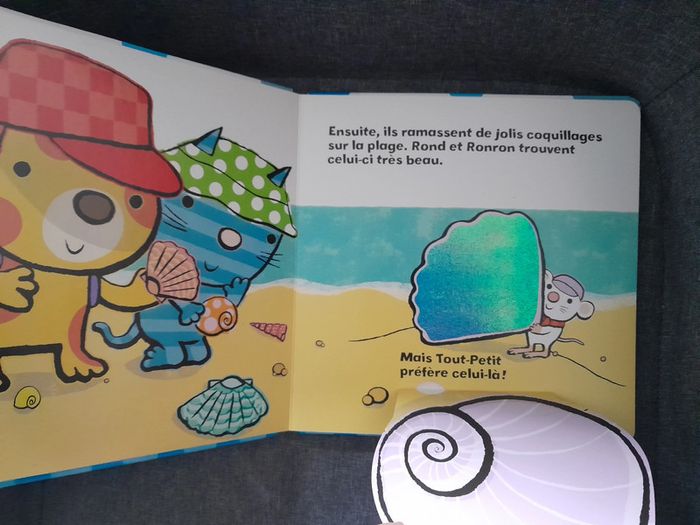 livre à toucher avec des volets à soulever - Rond et Ronron à la plage - photo numéro 3