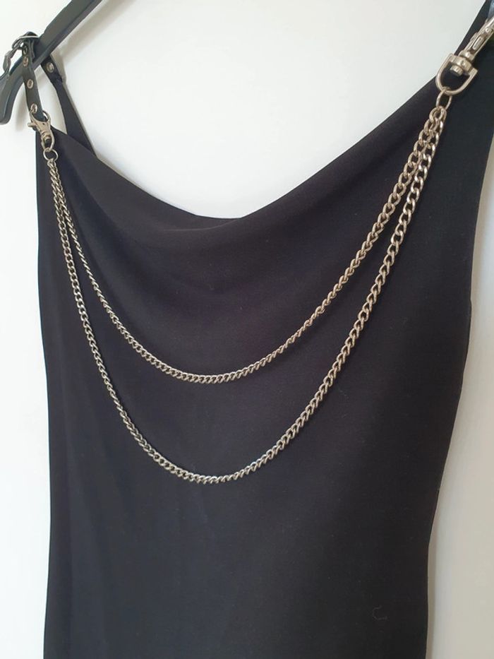 Robe noire avec chaînette - photo numéro 6