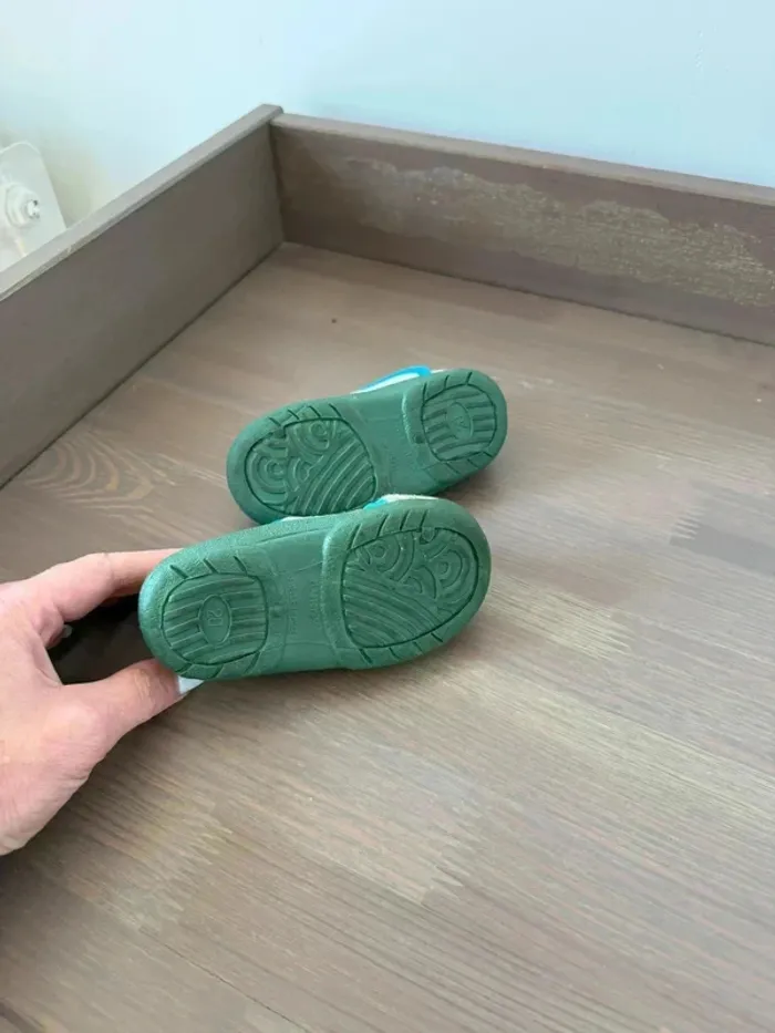 Chaussons Bébé Taille 20 - Très Bon État - photo numéro 2