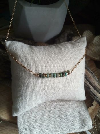 Collier pierres de turquoise africaine et hématite dorée