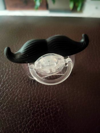 Tétine  rigolote moustaches