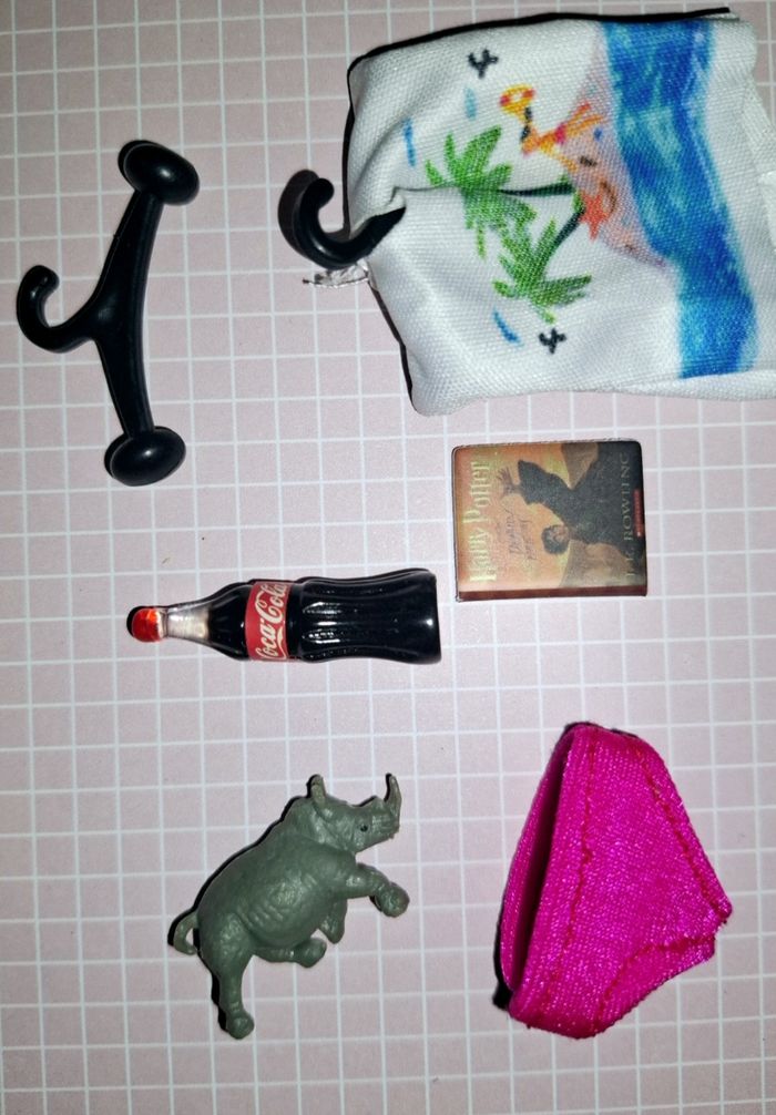 Petite poupée et son armoire - photo numéro 4