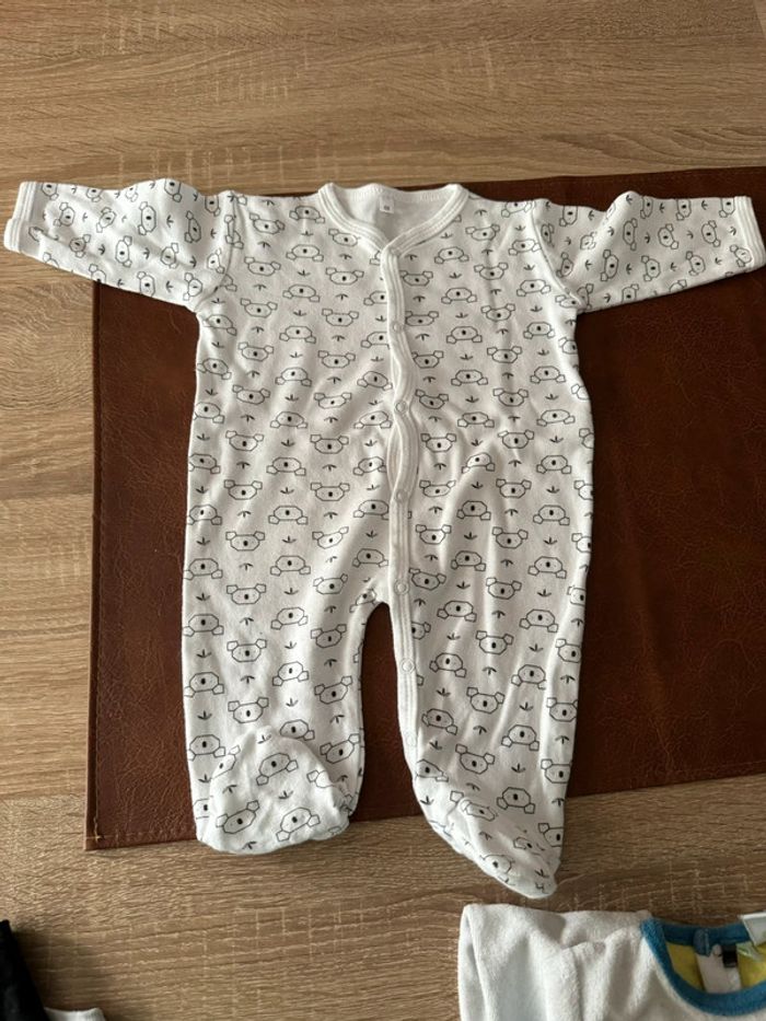 Lot pyjamas et bodys - photo numéro 3
