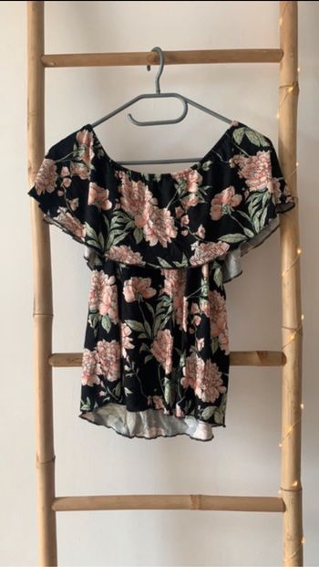 Haut à fleurs roses épaules dénudées