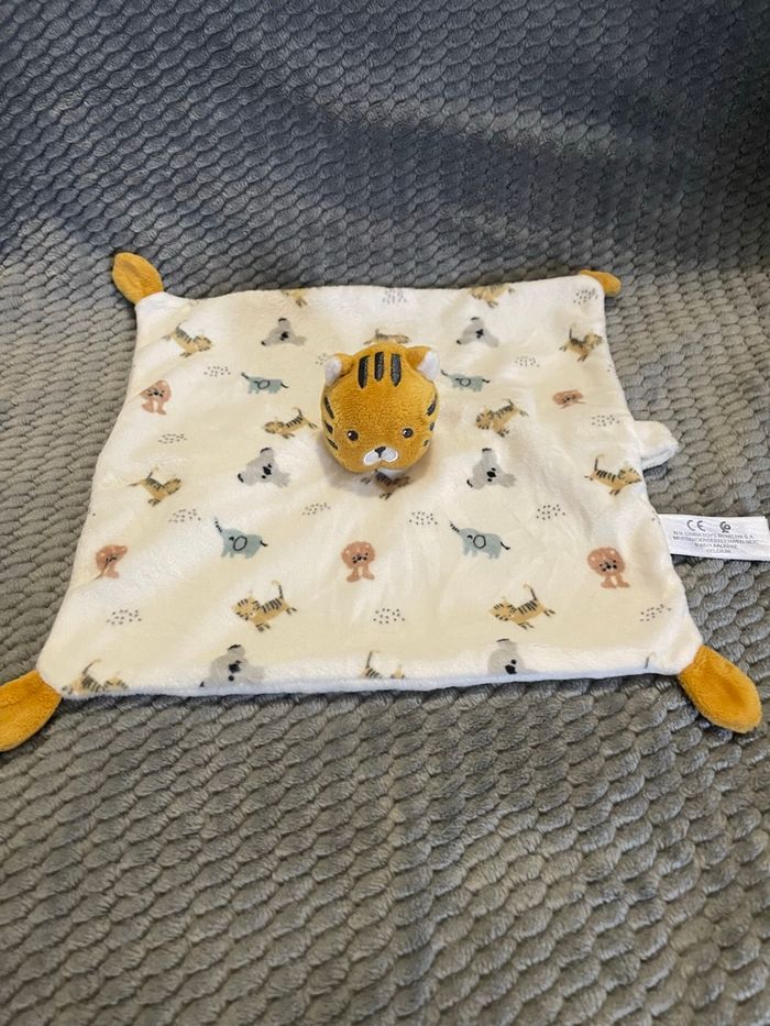 Doudou plat chat tigre blanc orange attache tétine Kiabi Simba Toys